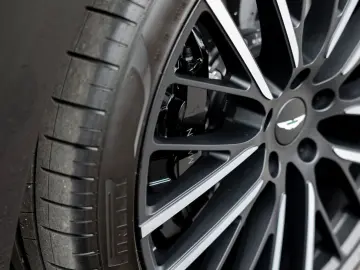 ASTON MARTIN DBX707   Carbon Trim   Privacy Glass