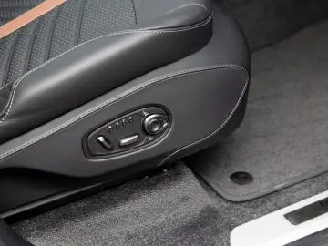 ASTON MARTIN DBX707   Carbon Trim   Privacy Glass