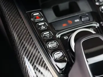 Aston Martin DBX 4.0 V8   Pano sunroof - Service history