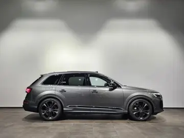 AUDI Q7 55 TFSI e S Line