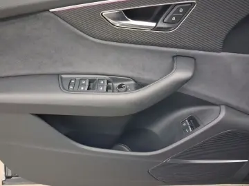 AUDI Q8 TFSIe Q S LINE