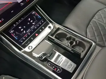 AUDI Q8 TFSIe Q S LINE