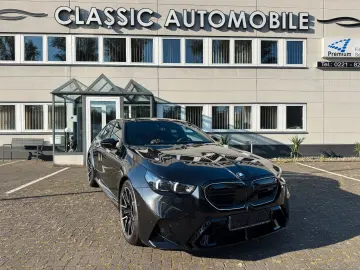 BMW M5  M Package Anhänger Panorama B&W 360 Kamera