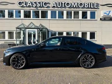 BMW M5  M Package Anhänger Panorama B&W 360 Kamera