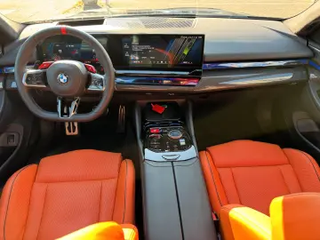 BMW M5  M Package Anhänger Panorama B&W 360 Kamera