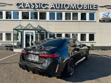 BMW M5  M Package Anhänger Panorama B&W 360 Kamera