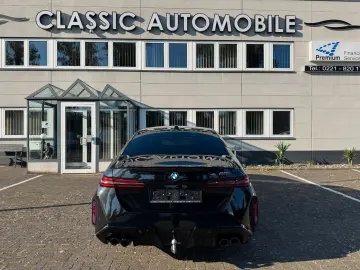 BMW M5  M Package Anhänger Panorama B&W 360 Kamera