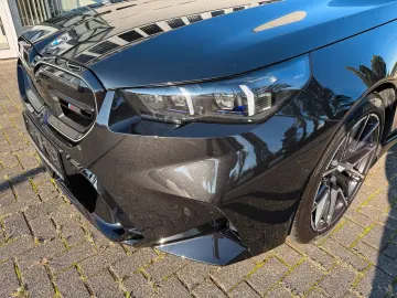 BMW M5  M Package Anhänger Panorama B&W 360 Kamera