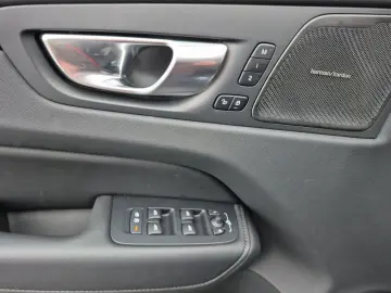 VOLVO XC60 B5 B AWD Ultra Dark