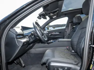 BMW 550e xDrive M Sport HUD PANO ACC AHK 360 KAM LM