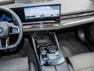 BMW 550e xDrive M Sport HUD PANO ACC AHK 360 KAM LM