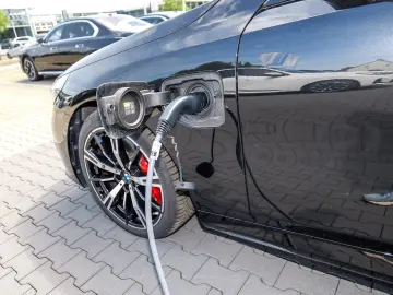 BMW 550e xDrive M Sport HUD PANO ACC AHK 360 KAM LM