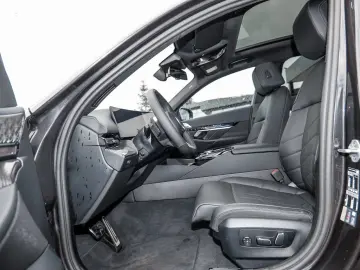 BMW 550e xDrive M Sport HUD PANO ACC AHK 360 KAM LM