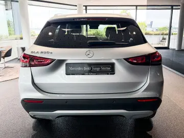 MERCEDES-BENZ GLA 250 e STYLE MULTIB AHK MBUX DISTR KAMERA