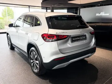 MERCEDES-BENZ GLA 250 e STYLE MULTIB AHK MBUX DISTR KAMERA