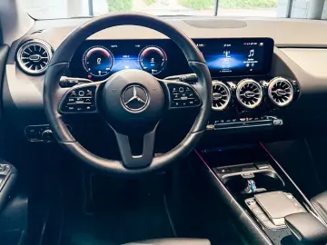 MERCEDES-BENZ GLA 250 e STYLE MULTIB AHK MBUX DISTR KAMERA