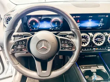MERCEDES-BENZ GLA 250 e STYLE MULTIB AHK MBUX DISTR KAMERA