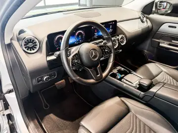 MERCEDES-BENZ GLA 250 e STYLE MULTIB AHK MBUX DISTR KAMERA
