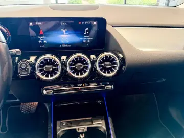 MERCEDES-BENZ GLA 250 e STYLE MULTIB AHK MBUX DISTR KAMERA