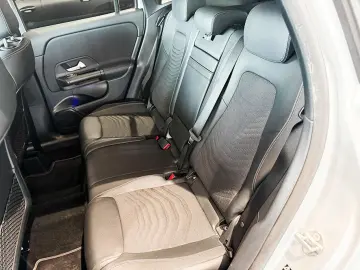 MERCEDES-BENZ GLA 250 e STYLE MULTIB AHK MBUX DISTR KAMERA
