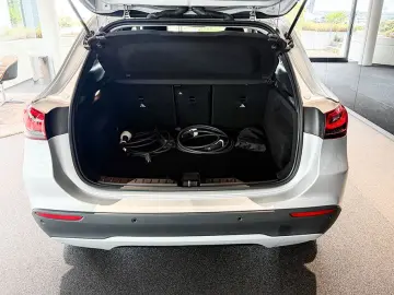 MERCEDES-BENZ GLA 250 e STYLE MULTIB AHK MBUX DISTR KAMERA