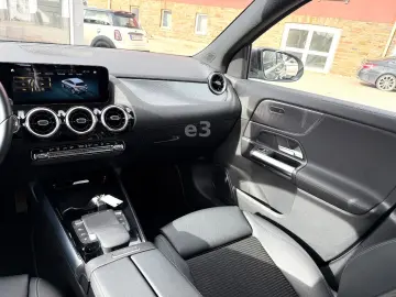MERCEDES-BENZ GLA 200d 8G-DCT;1 VORBESITZER;AUTOMATIK;KAMERA