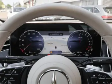 MERCEDES-BENZ E 300 e Avantgarde Burm Distr Keyl Amb…