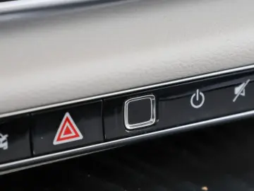 MERCEDES-BENZ E 300 e Avantgarde Burm Distr Keyl Amb…