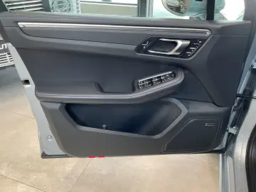 PORSCHE Macan GTS AHK BOSE PASM Pano 21  360