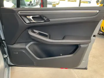 PORSCHE Macan GTS AHK BOSE PASM Pano 21  360