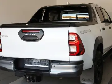 TOYOTA Hilux 2.8 D-4D 4x4 Invincible Sport