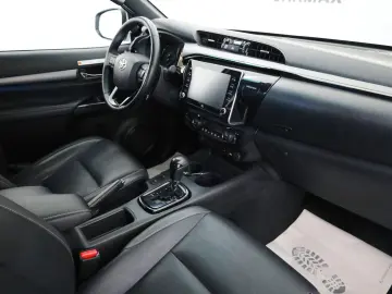 TOYOTA Hilux 2.8 D-4D 4x4 Invincible Sport