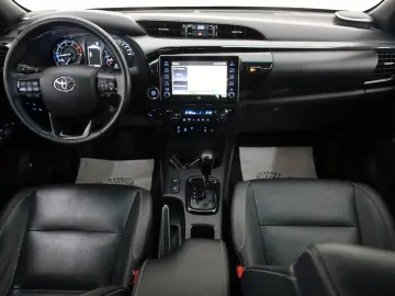 TOYOTA Hilux 2.8 D-4D 4x4 Invincible Sport
