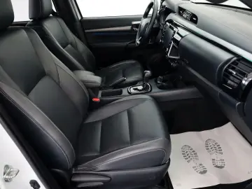 TOYOTA Hilux 2.8 D-4D 4x4 Invincible Sport