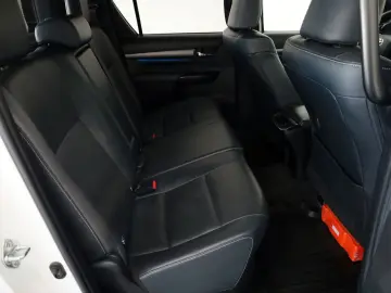 TOYOTA Hilux 2.8 D-4D 4x4 Invincible Sport