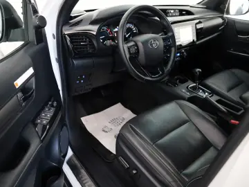 TOYOTA Hilux 2.8 D-4D 4x4 Invincible Sport