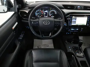 TOYOTA Hilux 2.8 D-4D 4x4 Invincible Sport