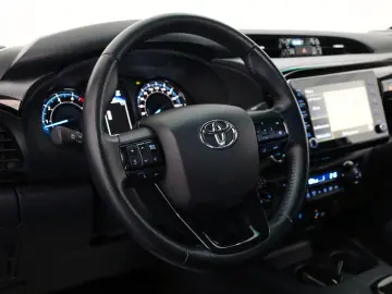 TOYOTA Hilux 2.8 D-4D 4x4 Invincible Sport