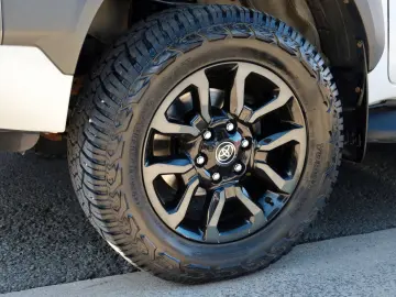 TOYOTA Hilux 2.8 D-4D 4x4 Invincible Sport