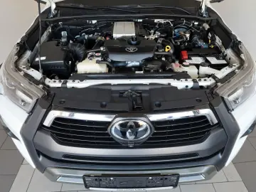 TOYOTA Hilux 2.8 D-4D 4x4 Invincible Sport