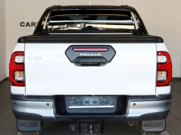 TOYOTA Hilux 2.8 D-4D 4x4 Invincible Sport