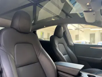 TESLA Model Y Long Range RWD
