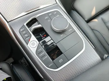 BMW 330i xDrive M-Sport DriAssProf HuD 360  AHK NP81
