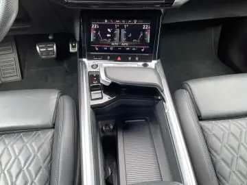 AUDI Q8 Sportback e-tron 55 quattro S line AHK B&O HU