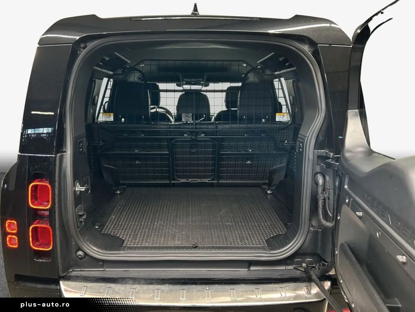 LAND ROVER Defender 110 D300 X-Dynamic SE