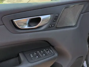 VOLVO XC60 T8 AWD Plus Dark BusinessPak HUD HarmanKard