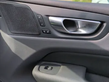 VOLVO XC60 T8 AWD Plus Dark BusinessPak HUD HarmanKard