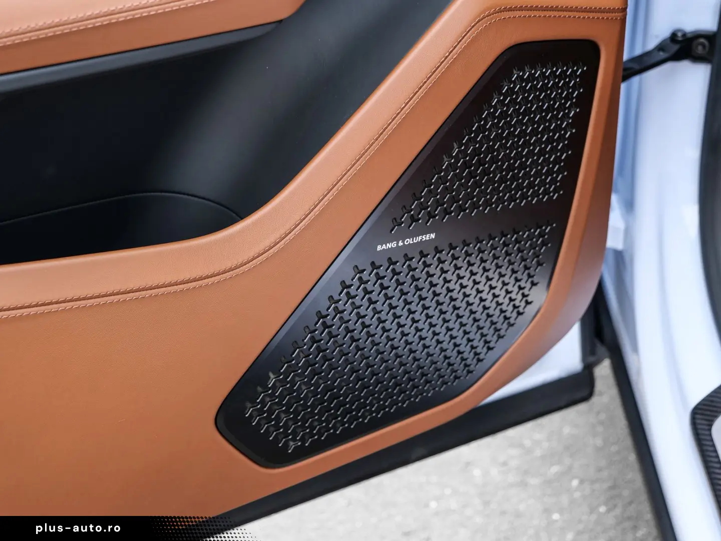 LAMBORGHINI Urus SE Bianco Sapphirus  Panoramic Roof