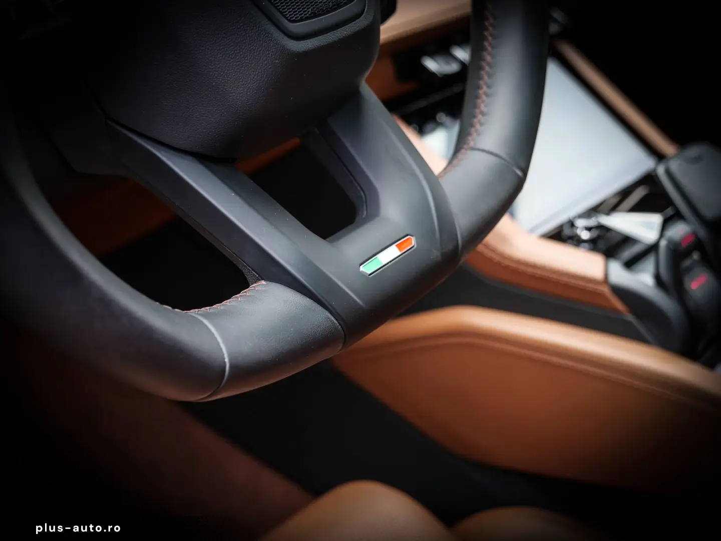 LAMBORGHINI Urus SE Bianco Sapphirus  Panoramic Roof