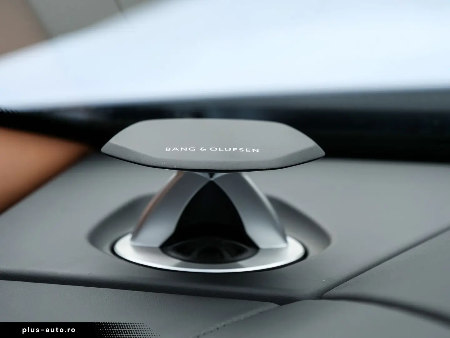 LAMBORGHINI Urus SE Bianco Sapphirus  Panoramic Roof